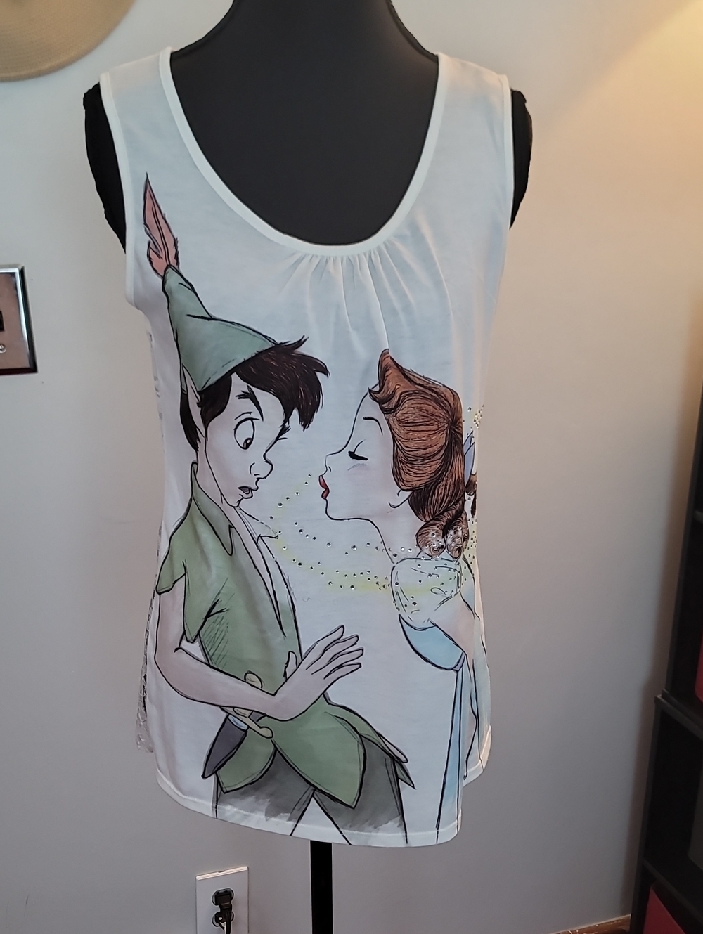 Disney White Tank Top with Peter Pan & Wendy Graphic size xsmall